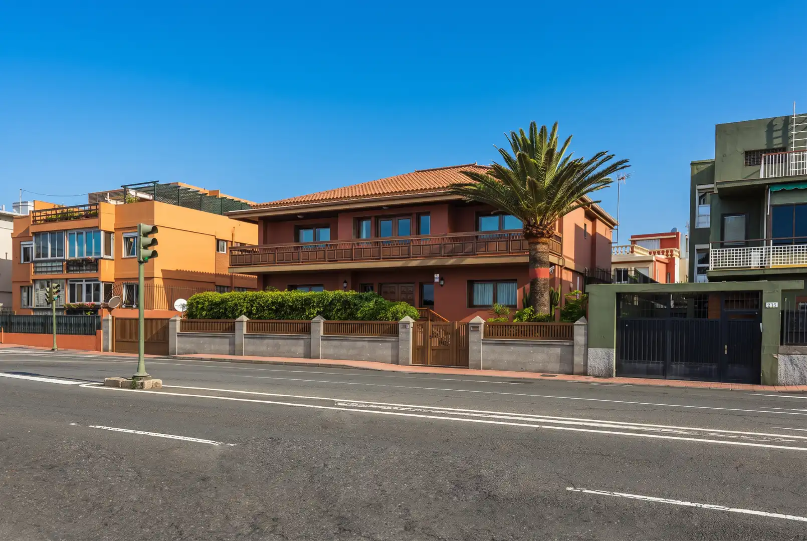 Vista exterior de Casa o xalet en venda en Las Palmas de Gran Canaria amb Aire condicionat, Jardí privat i Terrassa