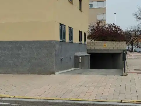 Aparcament de Garatge en venda en Miralbueno