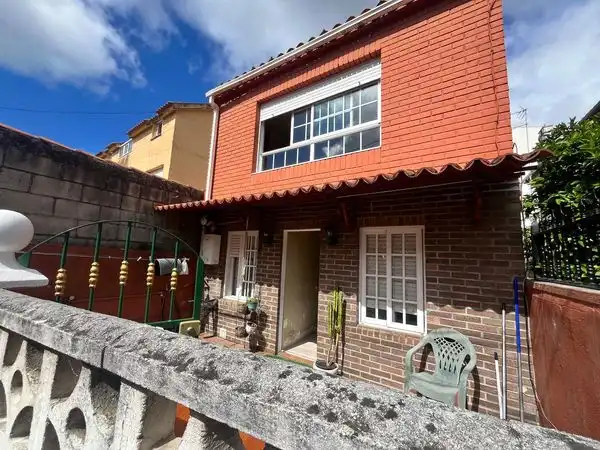 Vista exterior de Casa o chalet en venta en Vigo  con Parquet