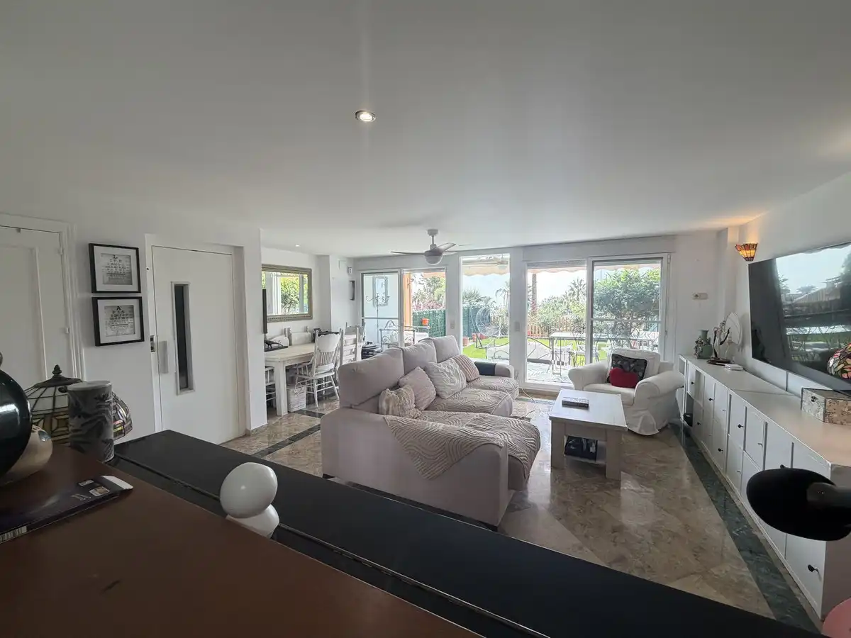 Sala d'estar de Casa adosada en venda en Estepona Pueblo