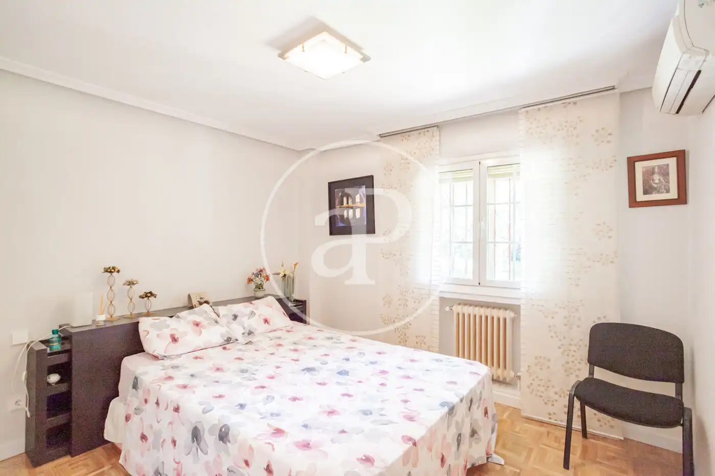 Dormitori de Casa adosada en venda en Madrid amb Aire condicionat, Calefacció i Jardí privat