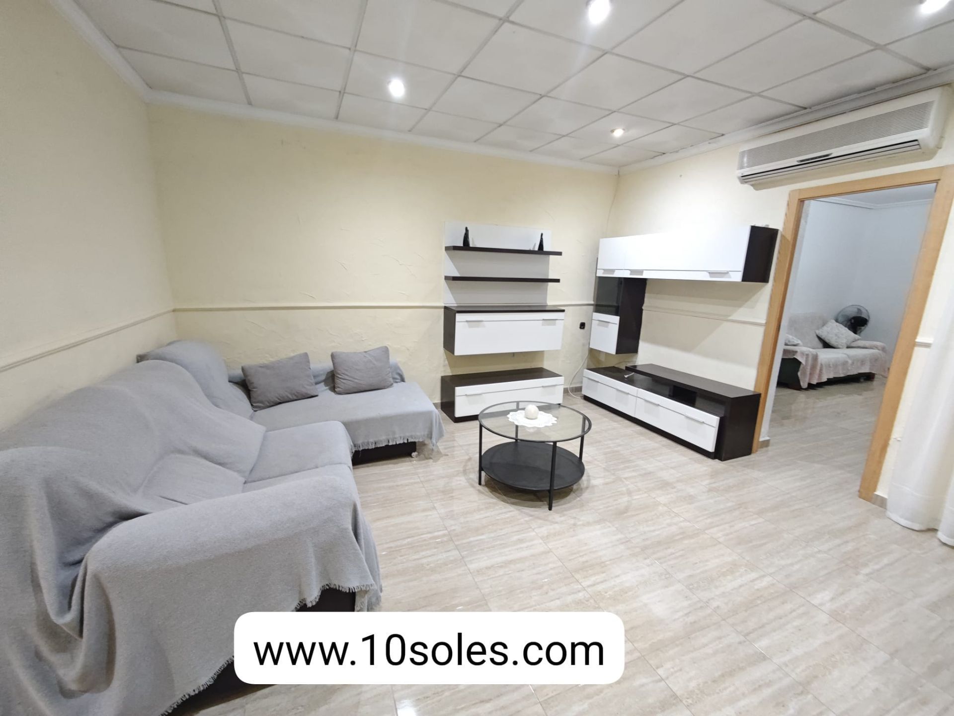Sala d'estar de Casa adosada de lloguer en Orihuela amb Aire condicionat i Moblat