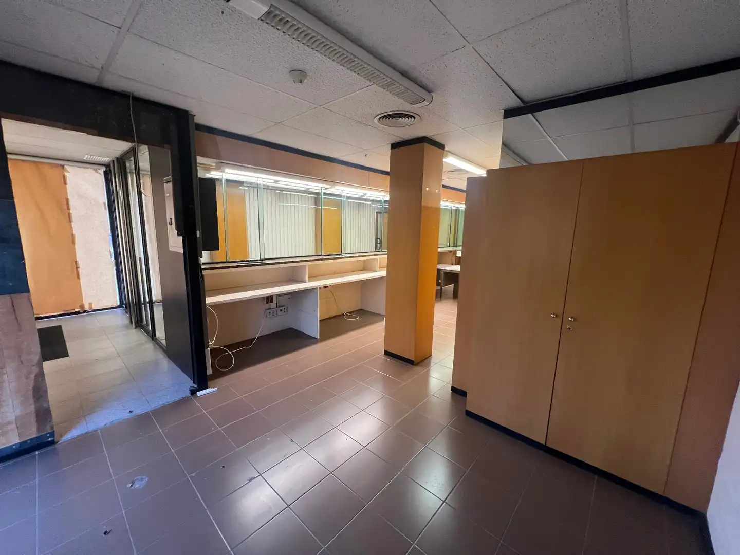 Commercial properties for rent in Cervera  with Air Conditioner, Heating and Furnished