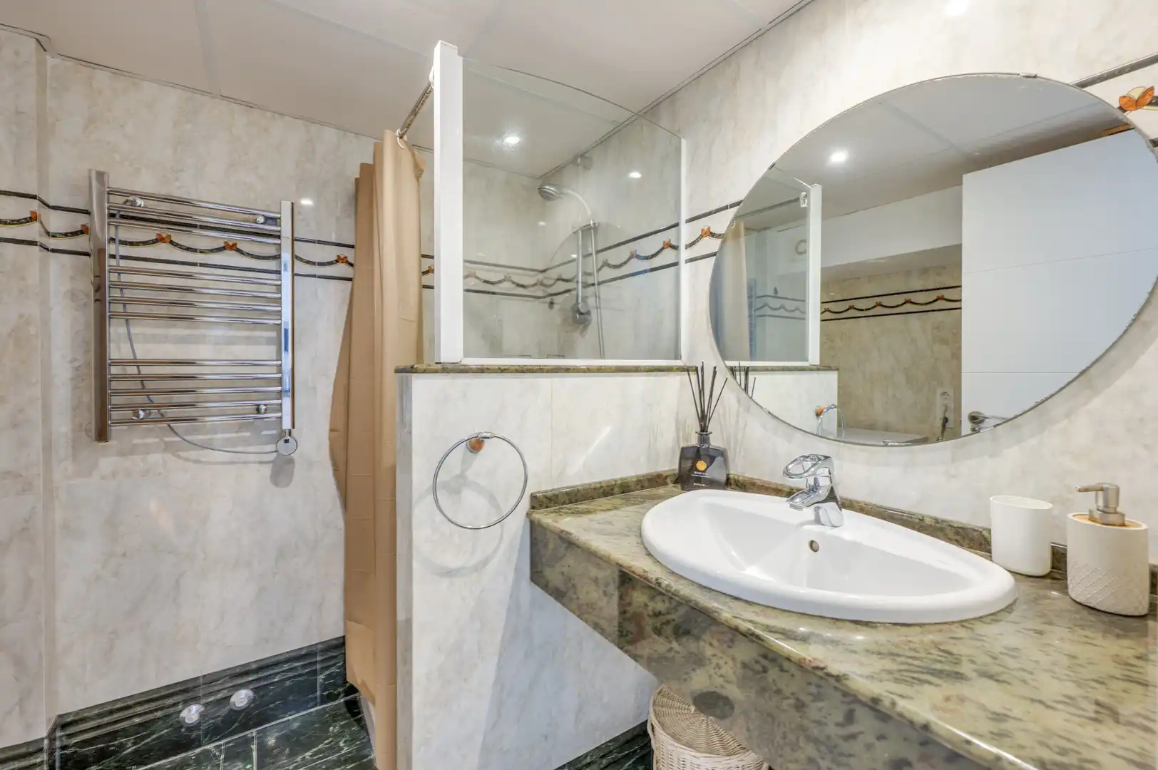 Bathroom of Apartments for rent in Marbella  with Air Conditioner, Swimming Pool and Furnished