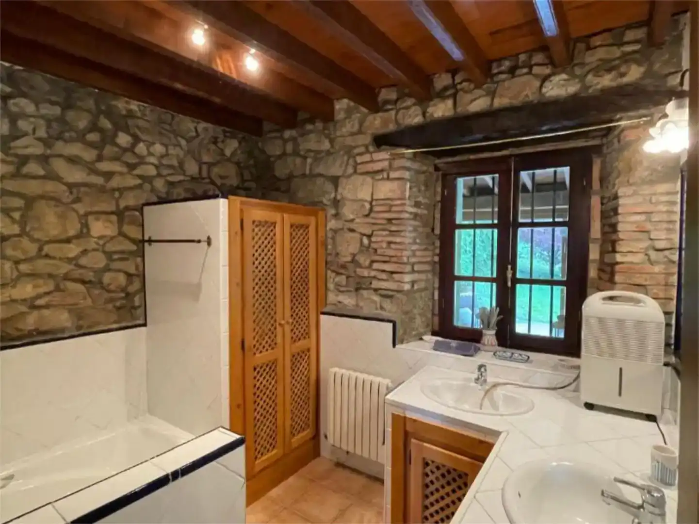 Bany de Finca rústica en venda en Val de San Vicente  amb Balcó