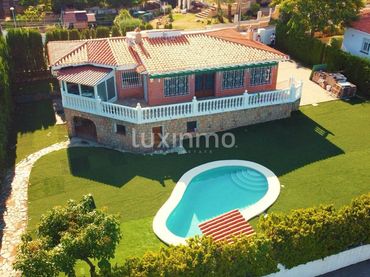Villa avec balcon à vendre à Coloma