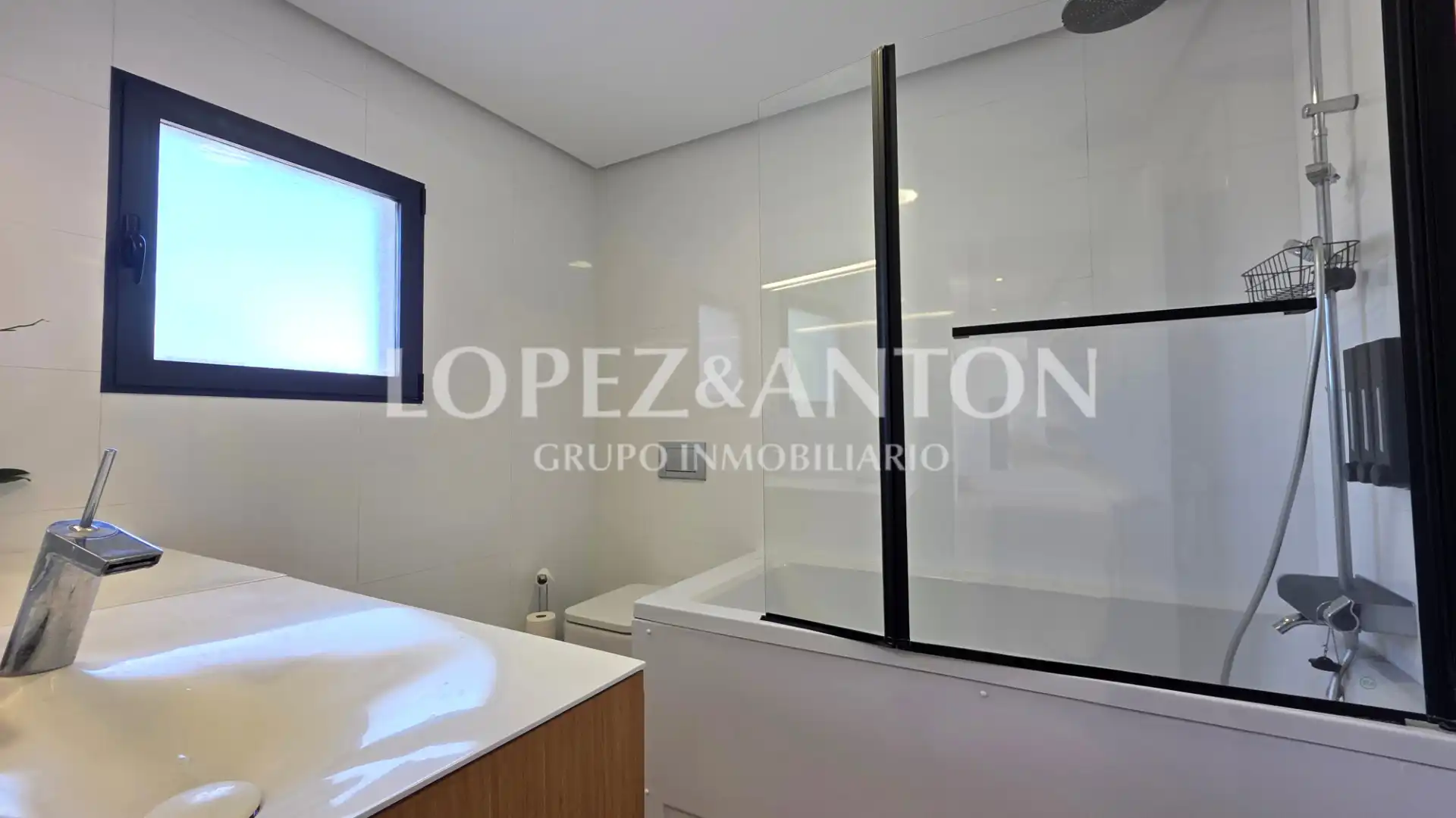Bathroom of Houses for sale in L'Eliana  with Air Conditioner, Private garden and Parquet flooring