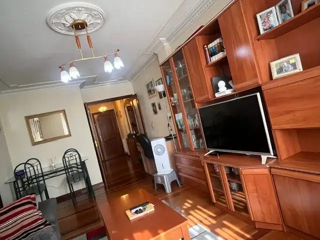Sala d'estar de Pis en venda en Santa Cruz de Bezana amb Calefacció, Moblat i Forn