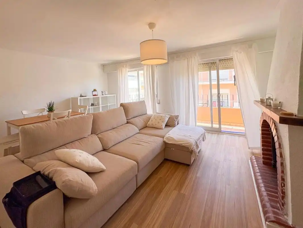 Casa rústica con terraza en venta en Carrer les Amèriques, imagen 2