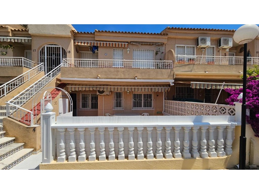 Vista exterior de Casa o xalet en venda en Torrevieja amb Aire condicionat, Jardí privat i Moblat
