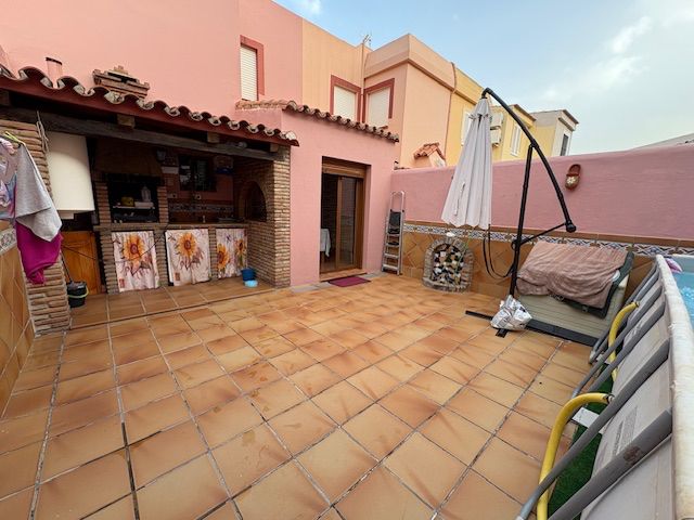 Terrassa de Casa adosada en venda en Algeciras amb Aire condicionat, Traster i Piscina