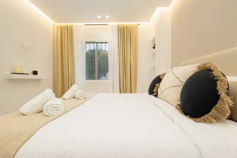 Schlafzimmer von Wohnungen zur Miete in Marbella mit Klimaanlage, Möbliert und Fernseher