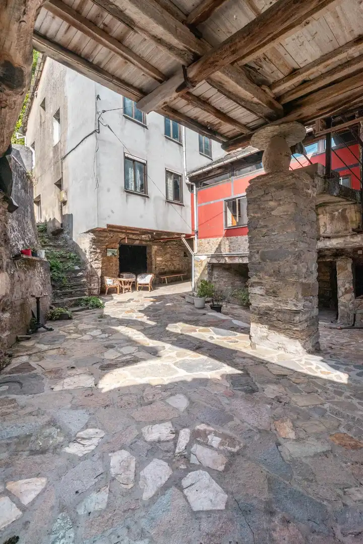 Vista exterior de Casa o xalet en venda en Cangas del Narcea amb Calefacció, Jardí privat i Terrassa