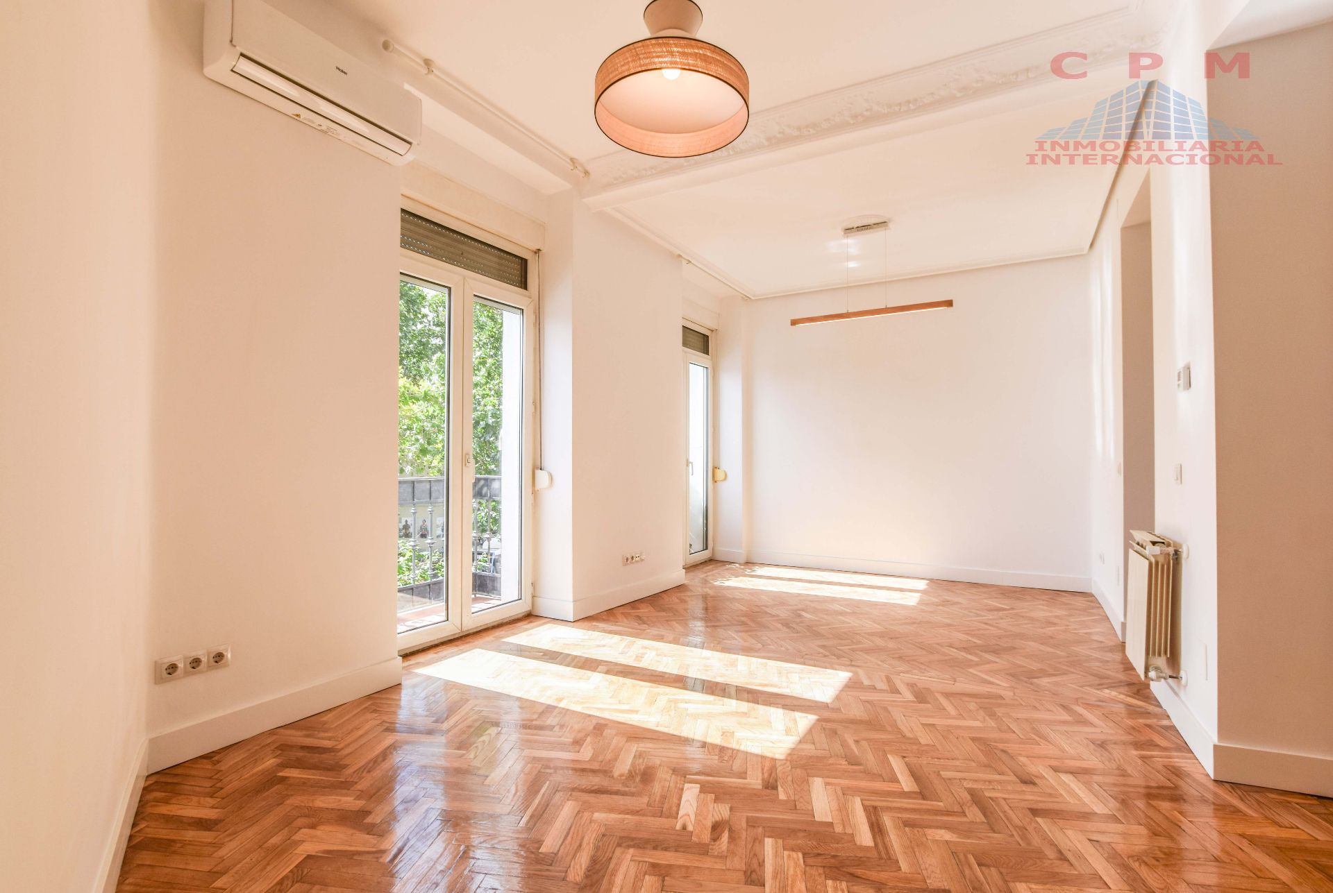 Living room of Flat to rent in  Madrid Capital  with Air Conditioner, Heating and Parquet flooring