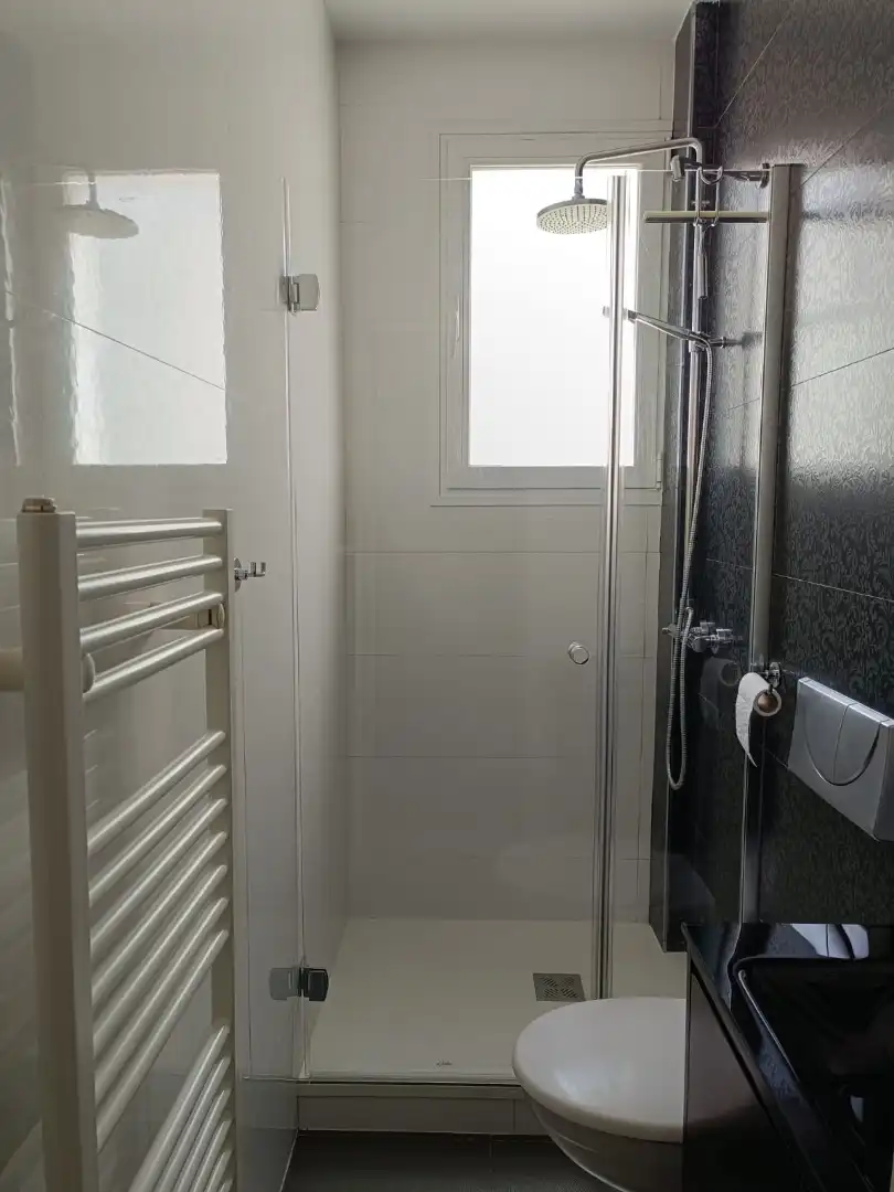 Badezimmer von Wohnung zur Miete in Madrid mit Klimaanlage, Heizung und Parkett