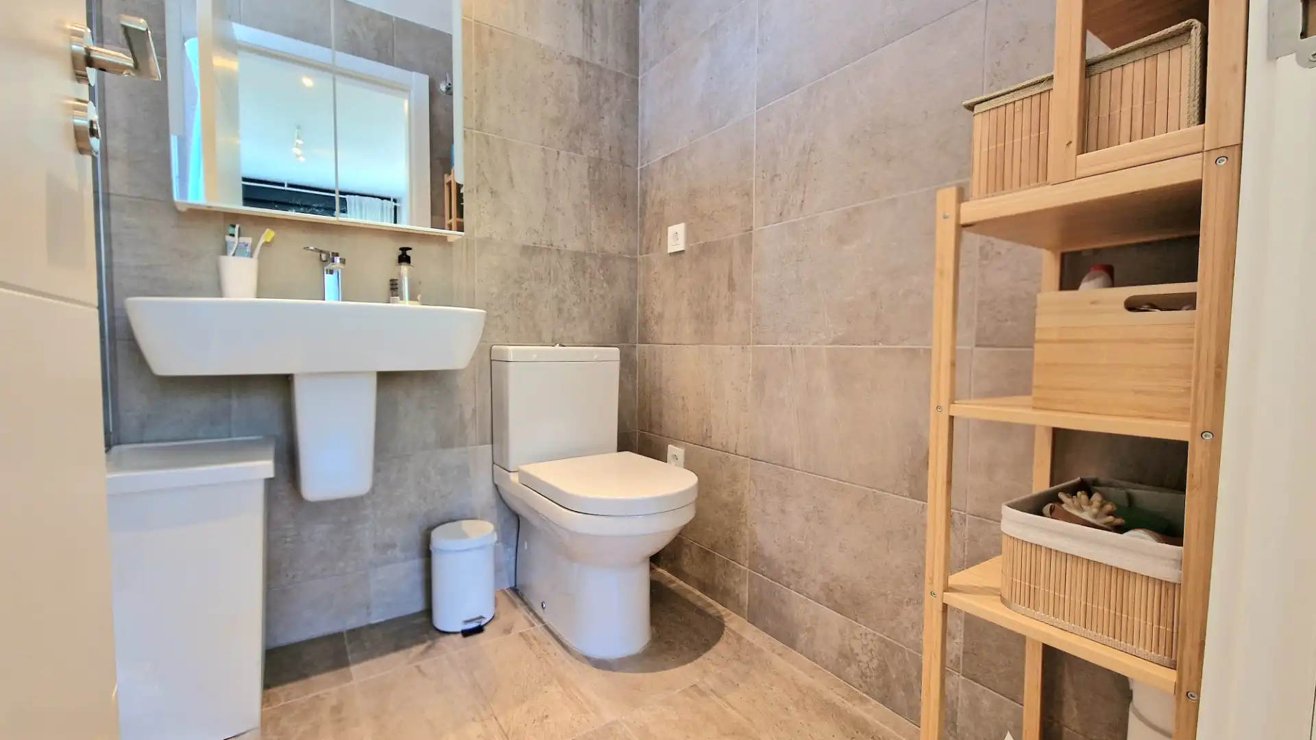 Badezimmer von Dachboden zum Verkauf in San Juan de Aznalfarache mit Klimaanlage, Abstellraum und Gemeinschaftspool