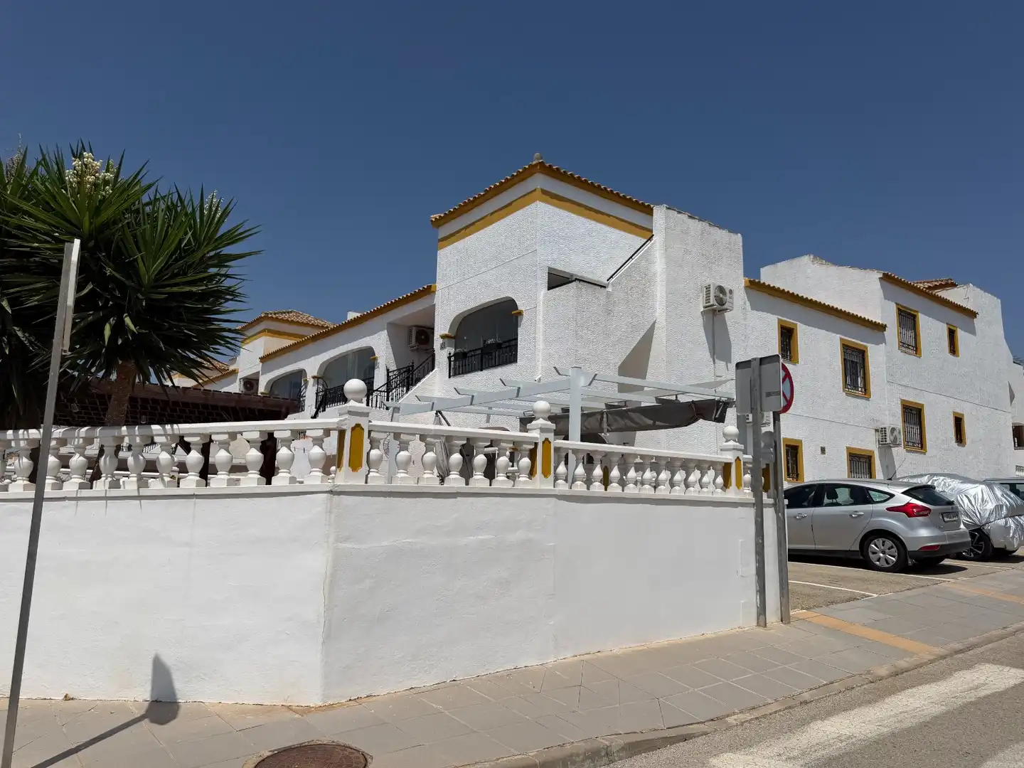 Vista exterior de Àtic en venda en Orihuela amb Aire condicionat, Terrassa i Piscina