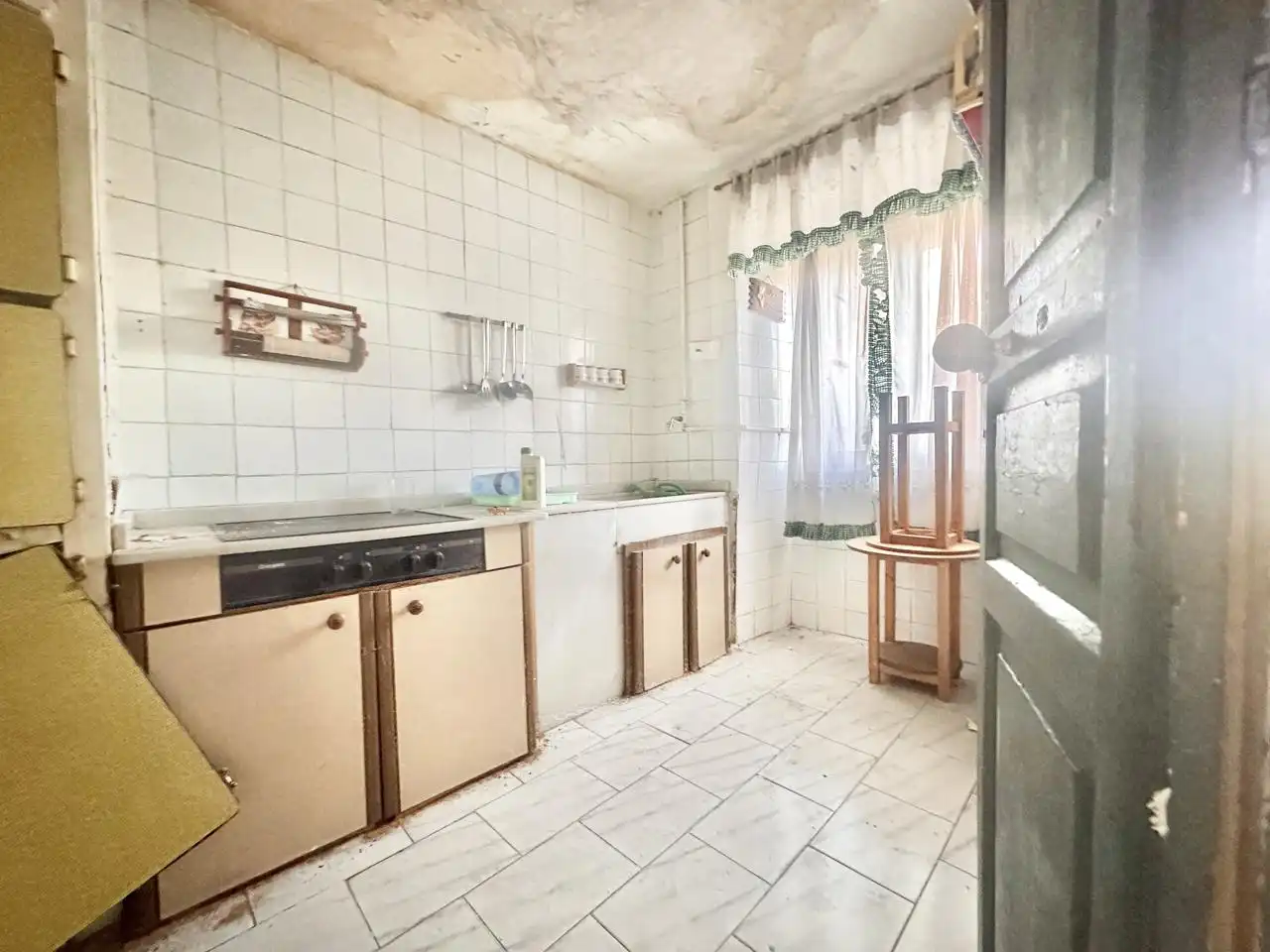 Küche von Einfamilien-Reihenhaus zum Verkauf in Avilés mit Privatgarten und Terrasse