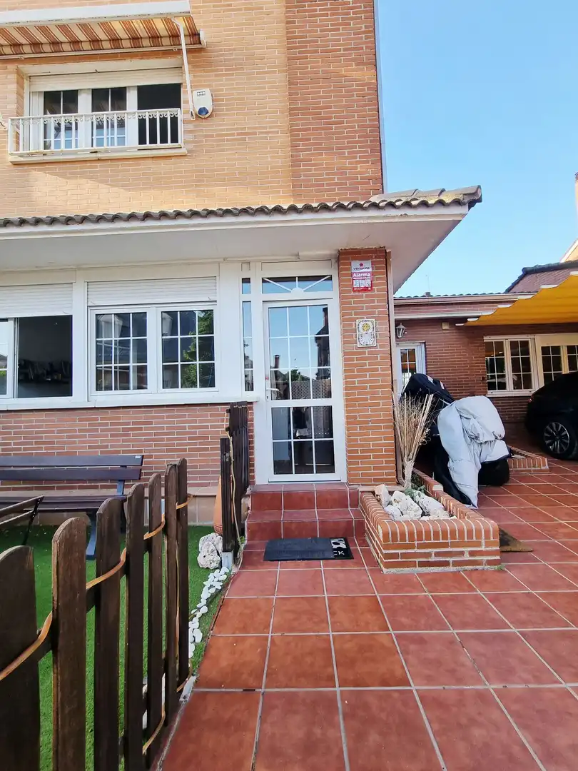 Vista exterior de Casa o xalet en venda en Torrejón de la Calzada amb Aire condicionat, Calefacció i Jardí privat