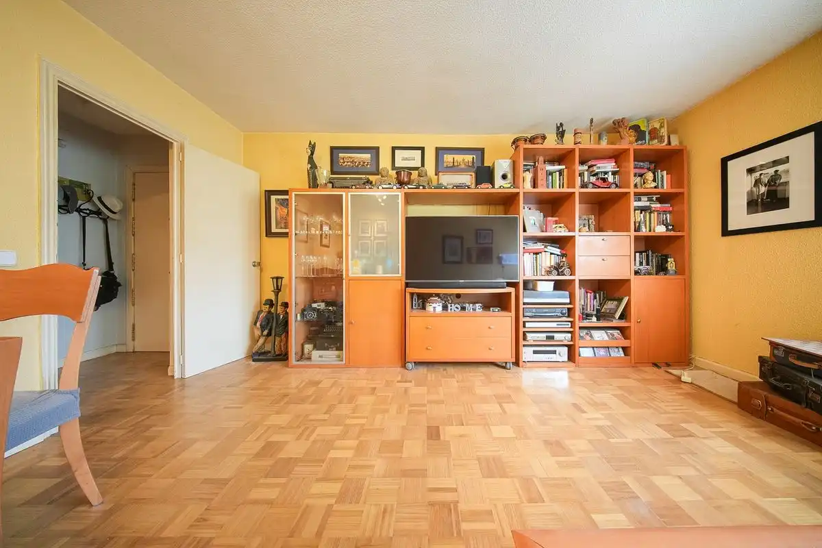 Sala d'estar de Pis en venda en San Sebastián de los Reyes amb Aire condicionat, Calefacció i Moblat