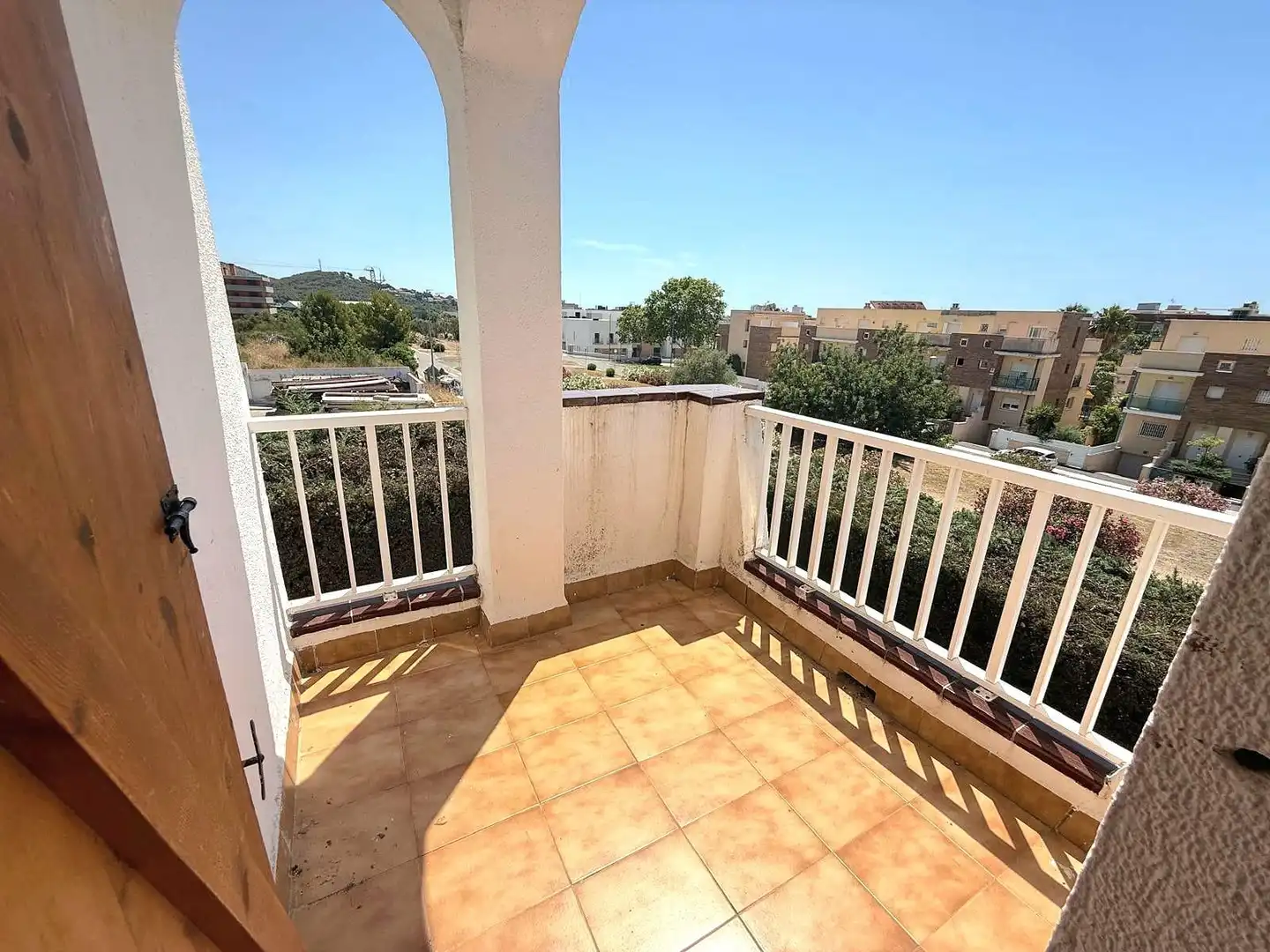 Terrasse von Einfamilien-Reihenhaus zum Verkauf in Calafell mit Privatgarten, Terrasse und Abstellraum