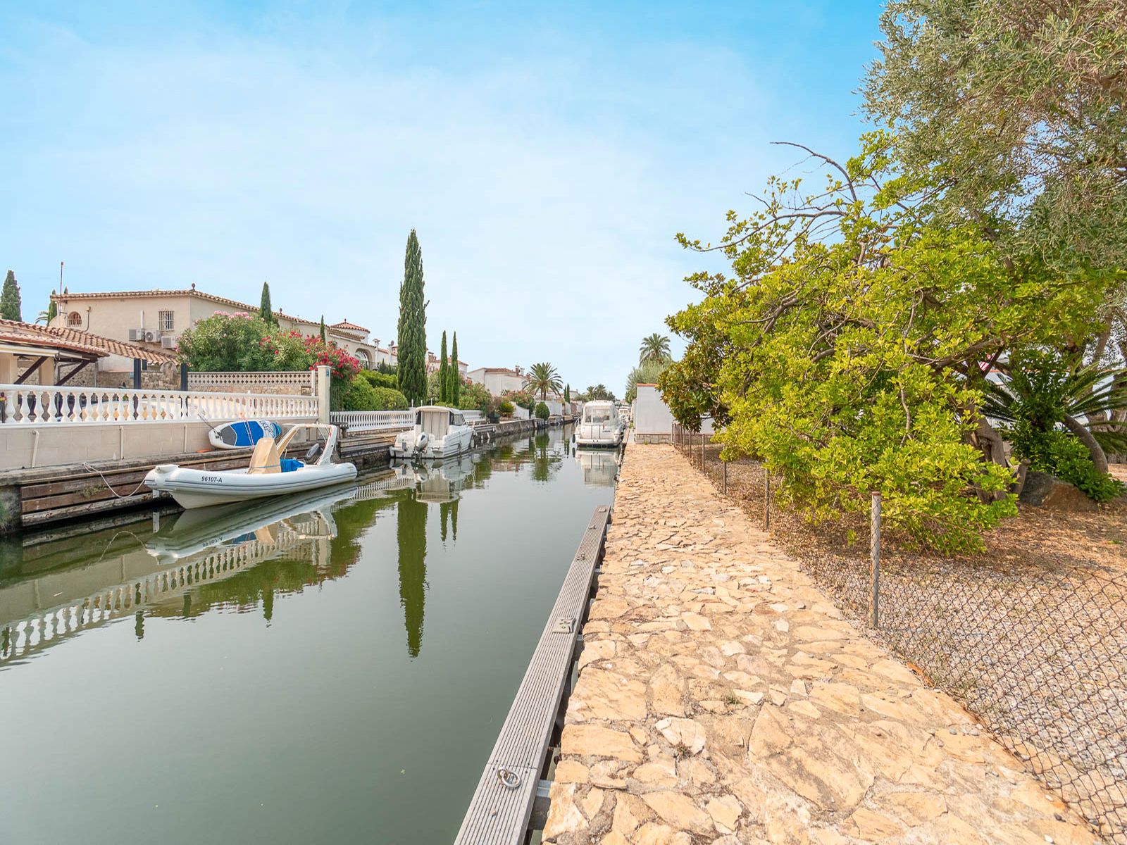 Vista exterior de Casa o xalet en venda en Empuriabrava amb Jardí privat, Terrassa i Piscina
