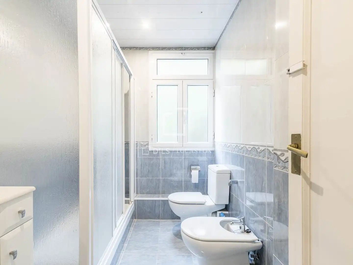 Badezimmer von Wohnung zum Verkauf in Barcelona mit Klimaanlage, Privatgarten und Terrasse