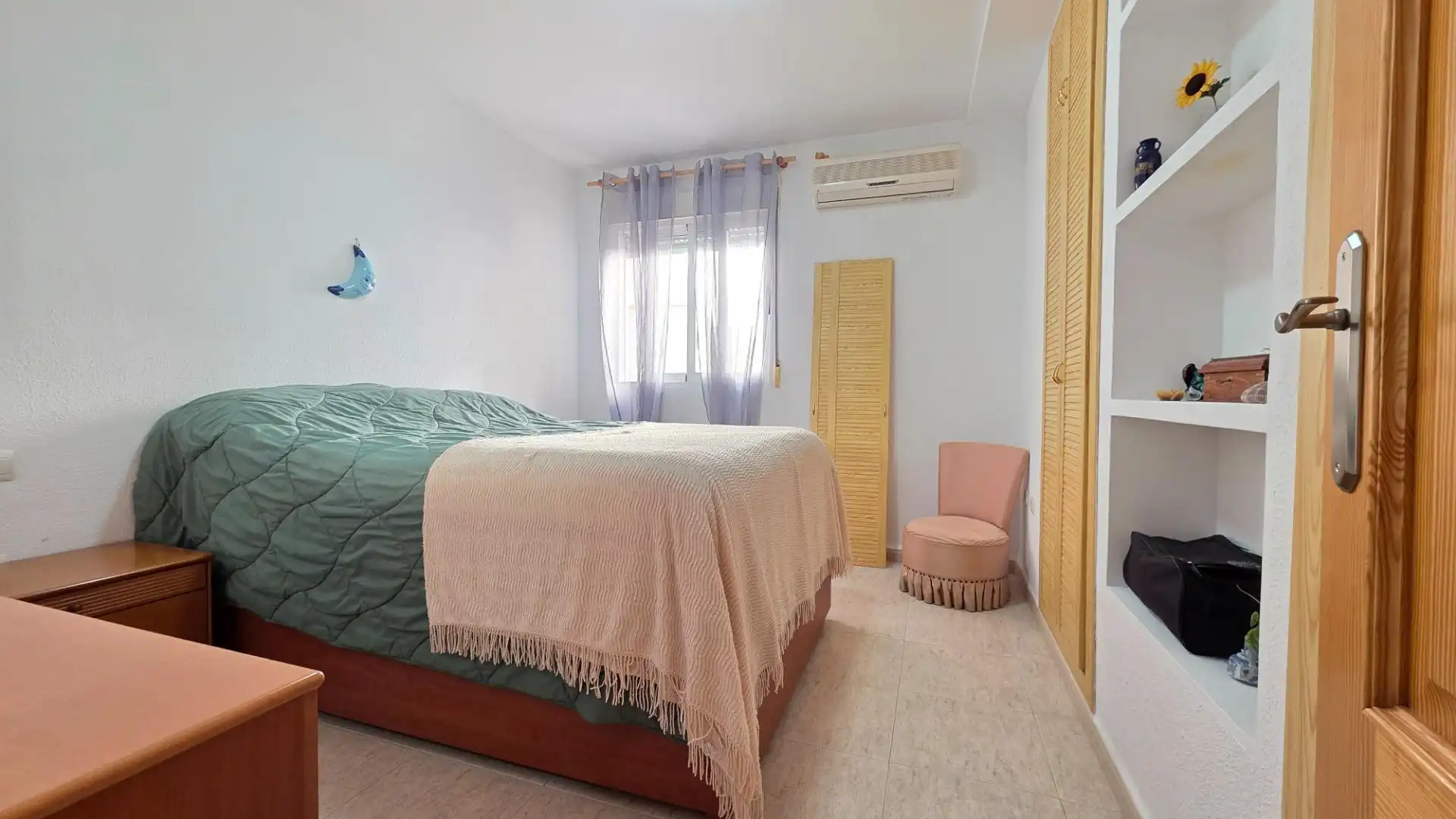 Schlafzimmer von Dachboden zum Verkauf in Gandia mit Klimaanlage, Terrasse und Abstellraum