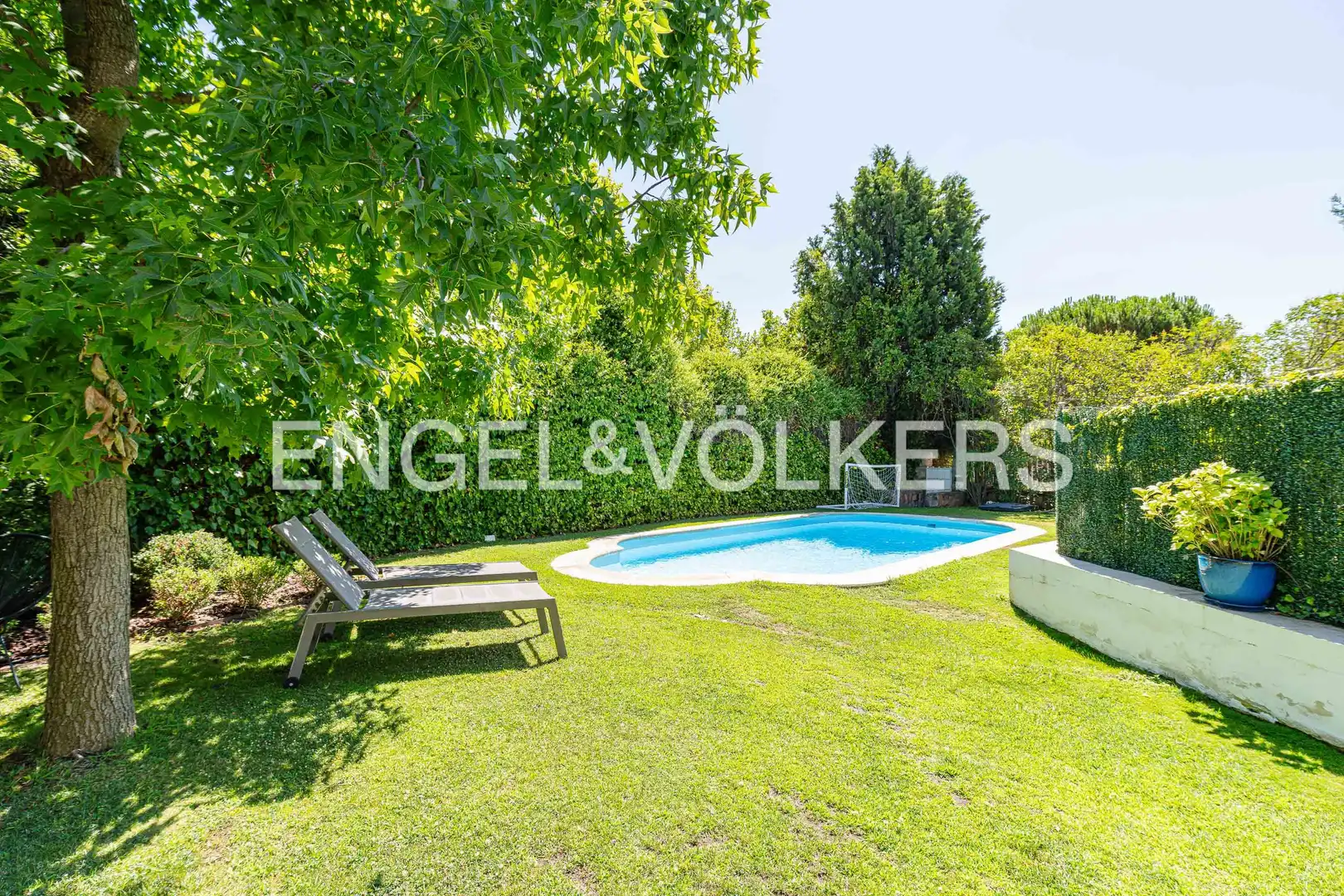 Piscina de Casa adosada en venta en Madrid con Aire acondicionado, Calefacción y Jardín privado