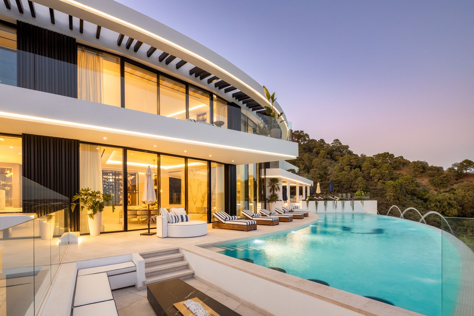 Vista exterior de Casa o xalet en venda en Benahavís amb Aire condicionat, Jardí privat i Terrassa