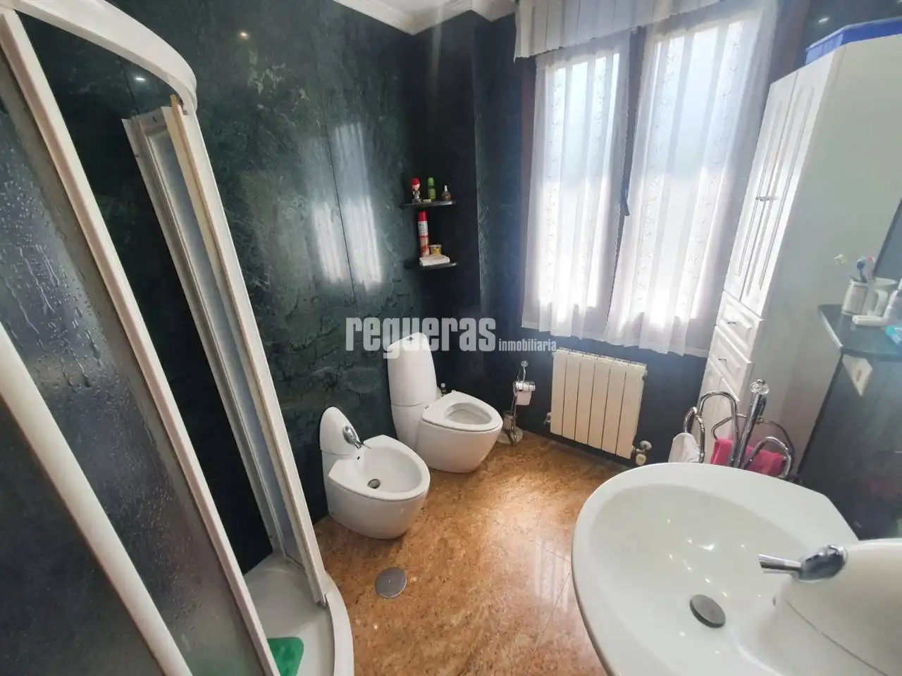 Baño de Casa o chalet en venta en Avilés con Calefacción, Parquet y Terraza