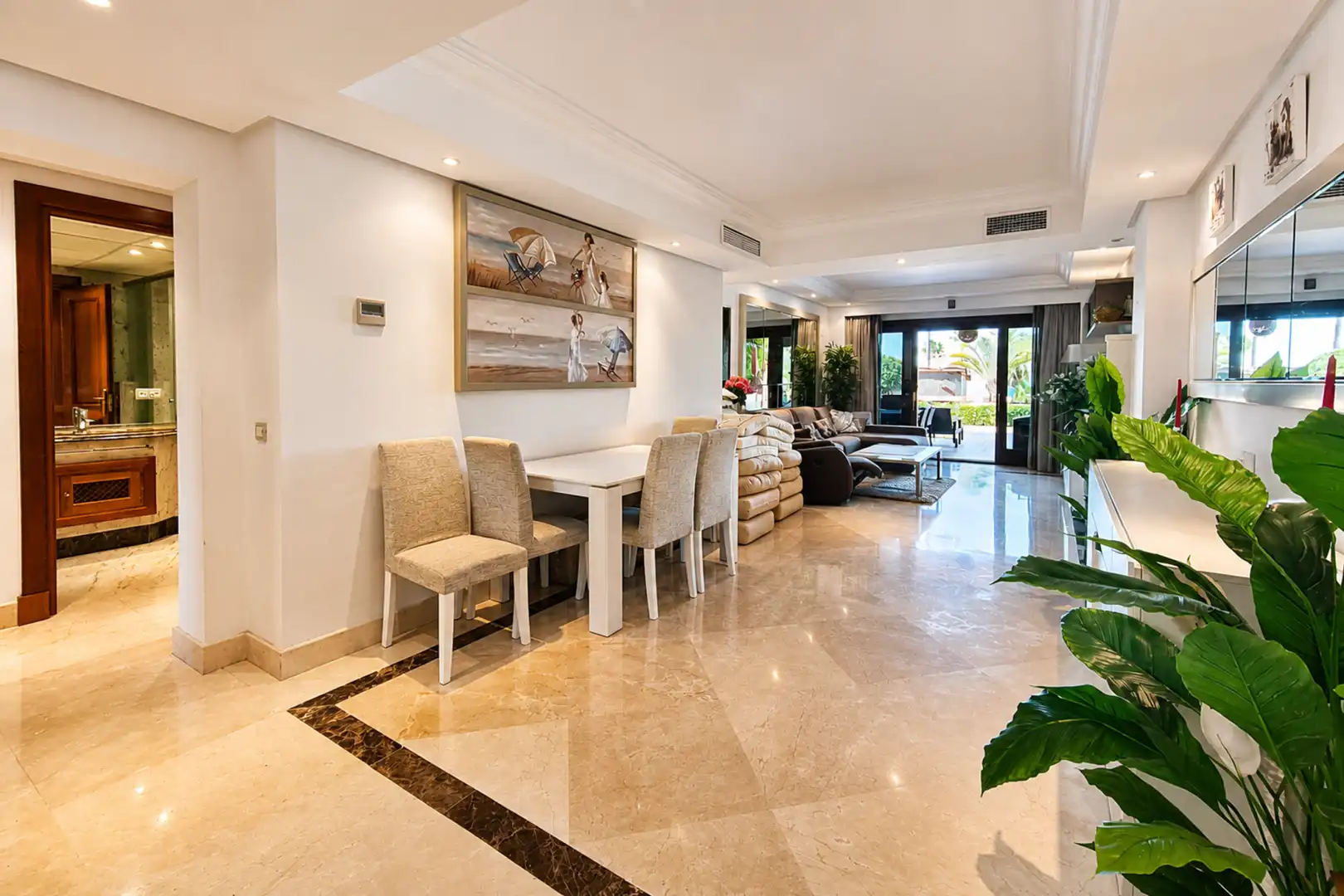Menjador de Apartament en venda en Estepona amb Aire condicionat, Terrassa i Moblat