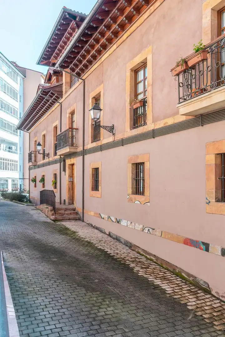 Vista exterior de Pis en venda en Oviedo  amb Calefacció, Moblat i Balcó