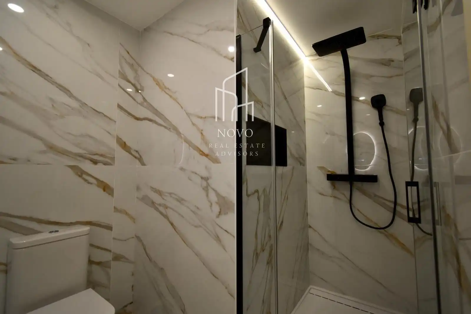 Baño de Piso en venta en Madrid con Calefacción, Horno y Lavadora