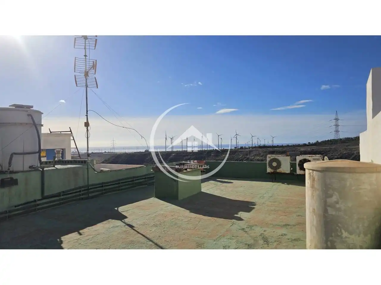 Vista exterior de Casa adosada en venda en Las Palmas de Gran Canaria amb Aire condicionat, Jardí privat i Terrassa