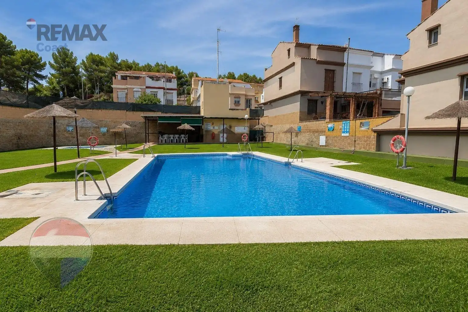 Piscina de Casa adosada en venda en Cártama amb Piscina comunitària