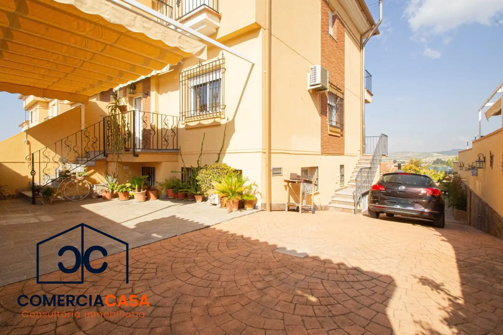 Vista exterior de Casa adosada en venta en Jun con Aire acondicionado, Calefacción y Terraza
