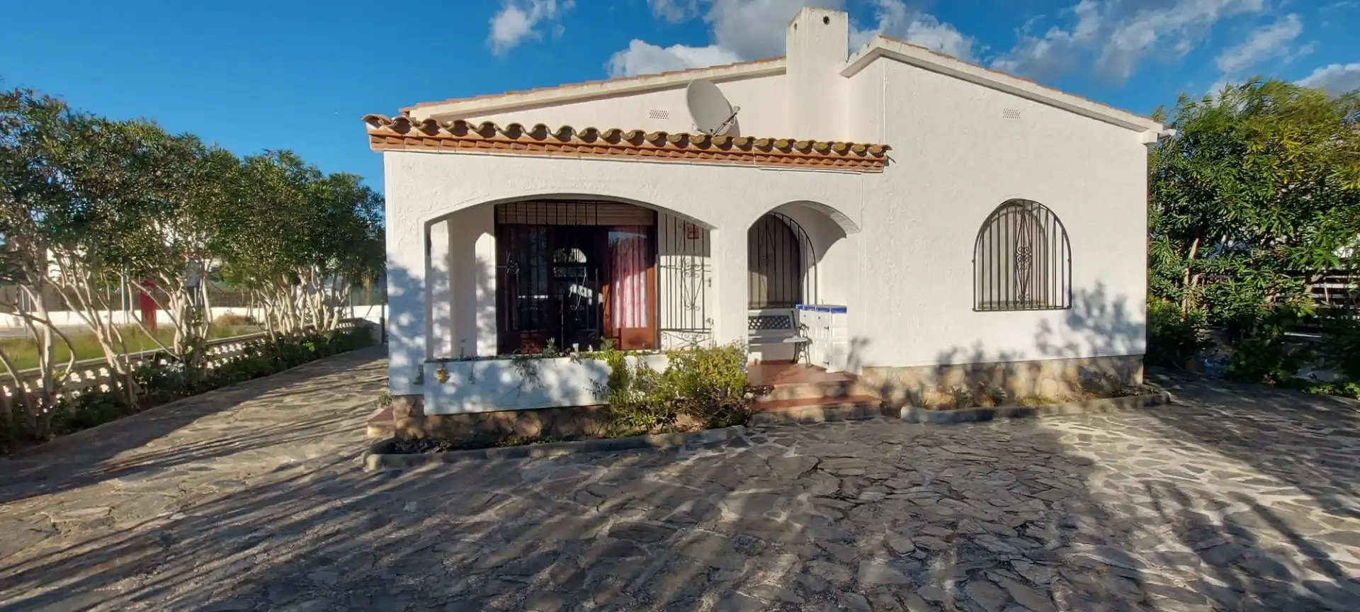 Exterior view of Houses for sale in Roses  with Air Conditioner, Heating and Private garden