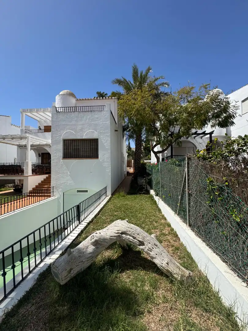 Jardí de Casa o xalet en venda en Roquetas de Mar amb Aire condicionat, Jardí privat i Terrassa