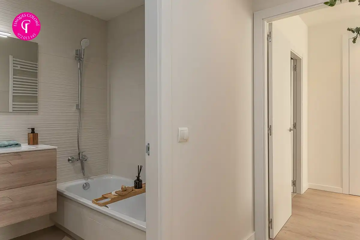 Bathroom of Flat for sale in Girona  with Air Conditioner, Heating and Swimming Pool