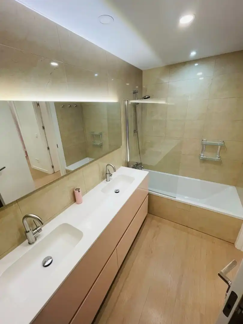 Badezimmer von Wohnung zur Miete in Alicante / Alacant mit Klimaanlage, Heizung und Parkett