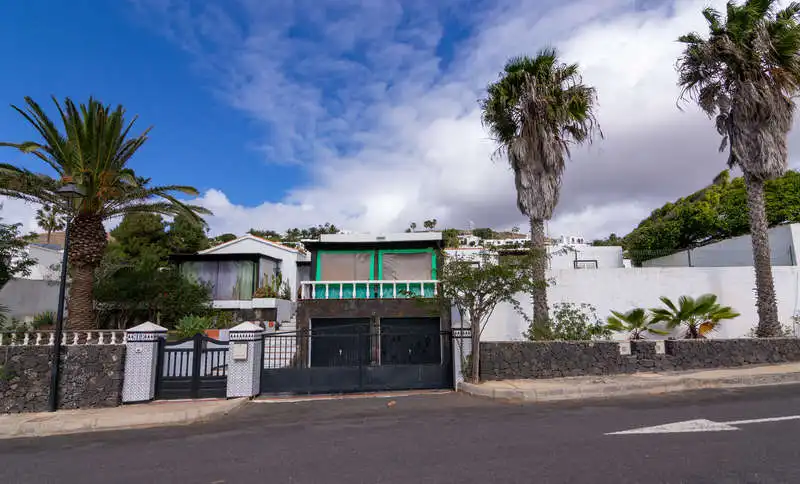 Vista exterior de Casa o xalet en venda en Teguise amb Jardí privat i Moblat