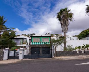 Vista exterior de Casa o xalet en venda en Teguise amb Jardí privat i Moblat