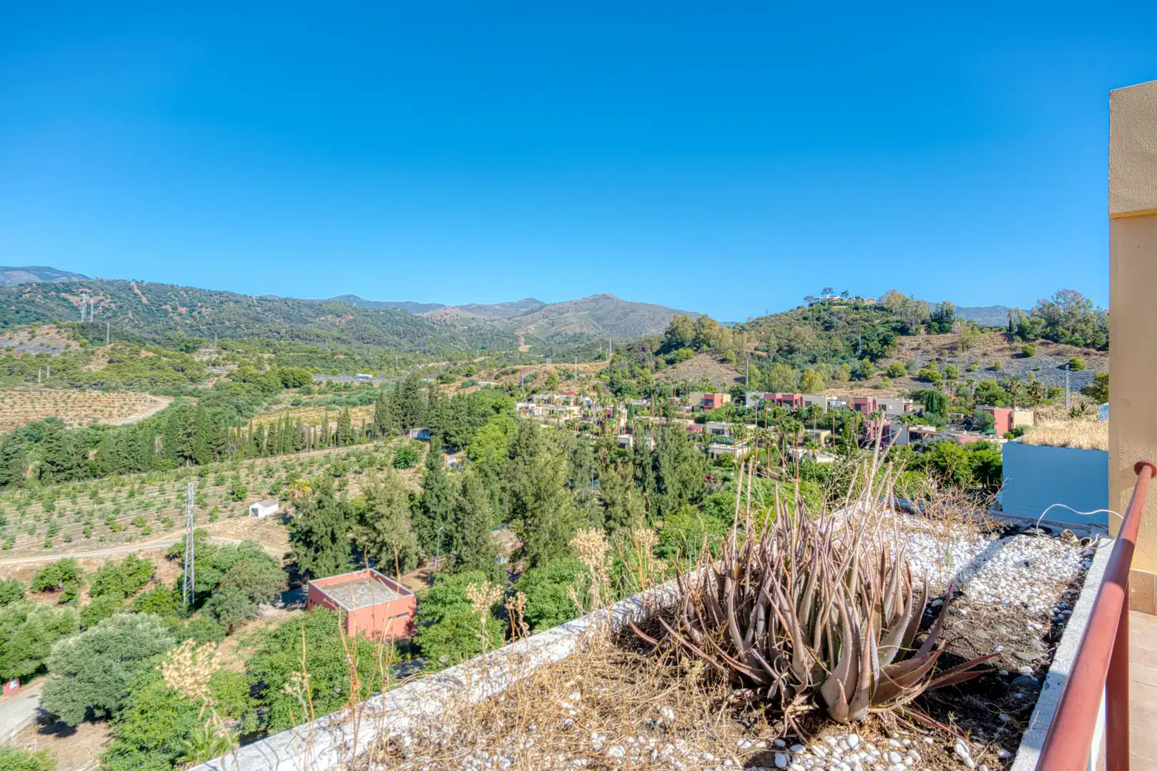 Vista exterior de Àtic en venda en Benahavís amb Aire condicionat, Terrassa i Piscina