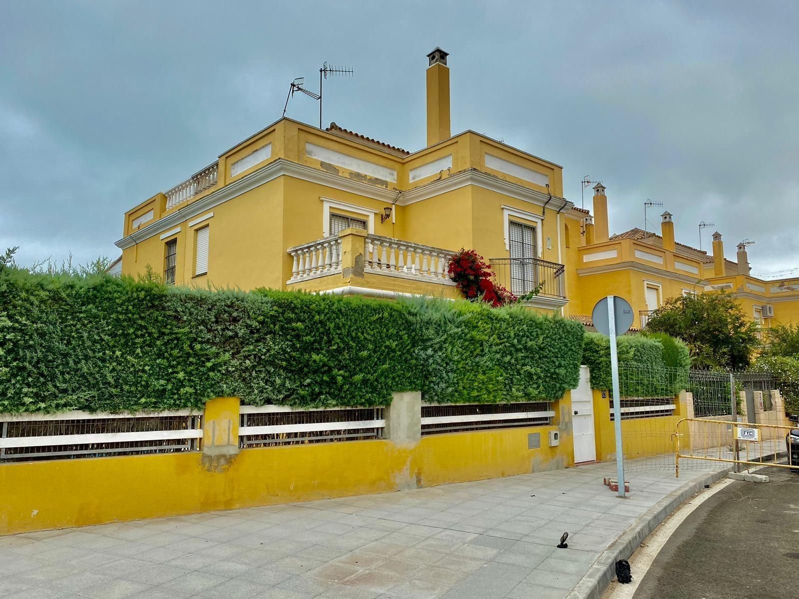 Exterior view of Single-family semi-detached for sale in Sanlúcar de Barrameda  with Private garden, Parquet flooring and Terrace
