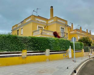 Exterior view of Single-family semi-detached for sale in Sanlúcar de Barrameda  with Private garden, Parquet flooring and Terrace