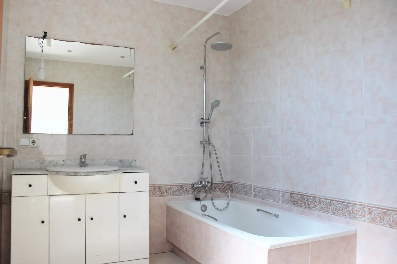 Badezimmer von Dachboden zur Miete in Girona mit Heizung, Terrasse und Balkon