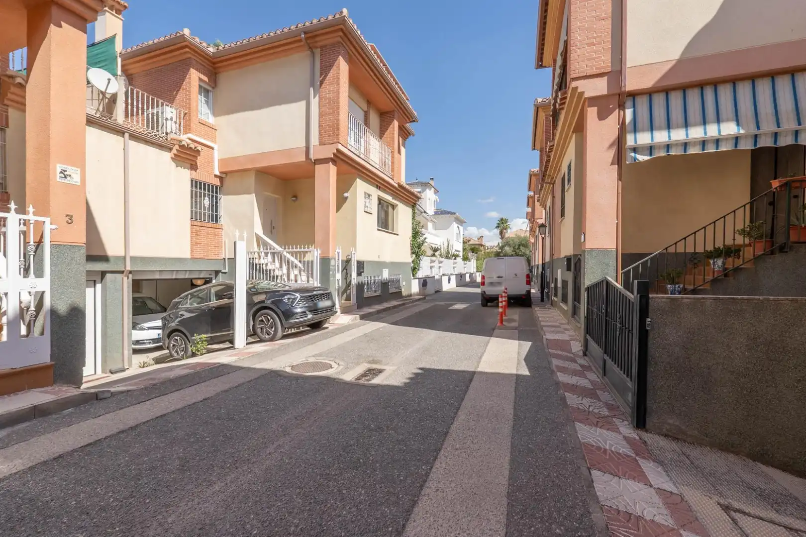 Vista exterior de Casa adosada en venda en Cájar amb Calefacció i Terrassa