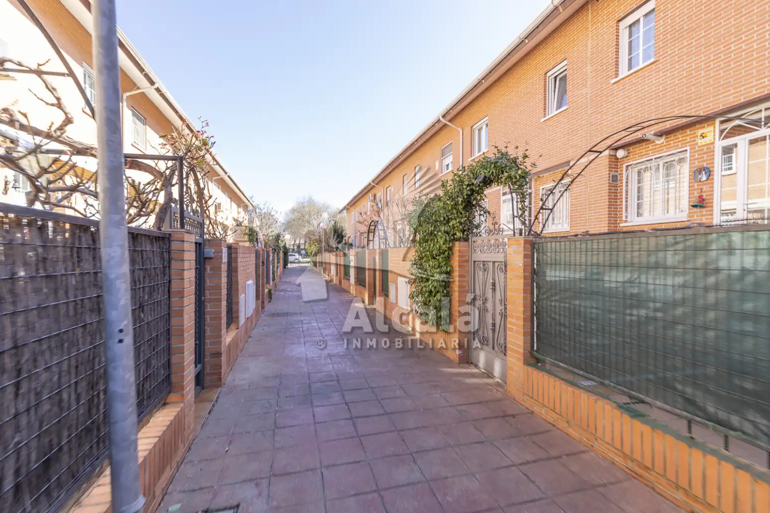 Außenansicht von Einfamilien-Reihenhaus zum Verkauf in Alcalá de Henares mit Heizung, Parkett und Schwimmbad