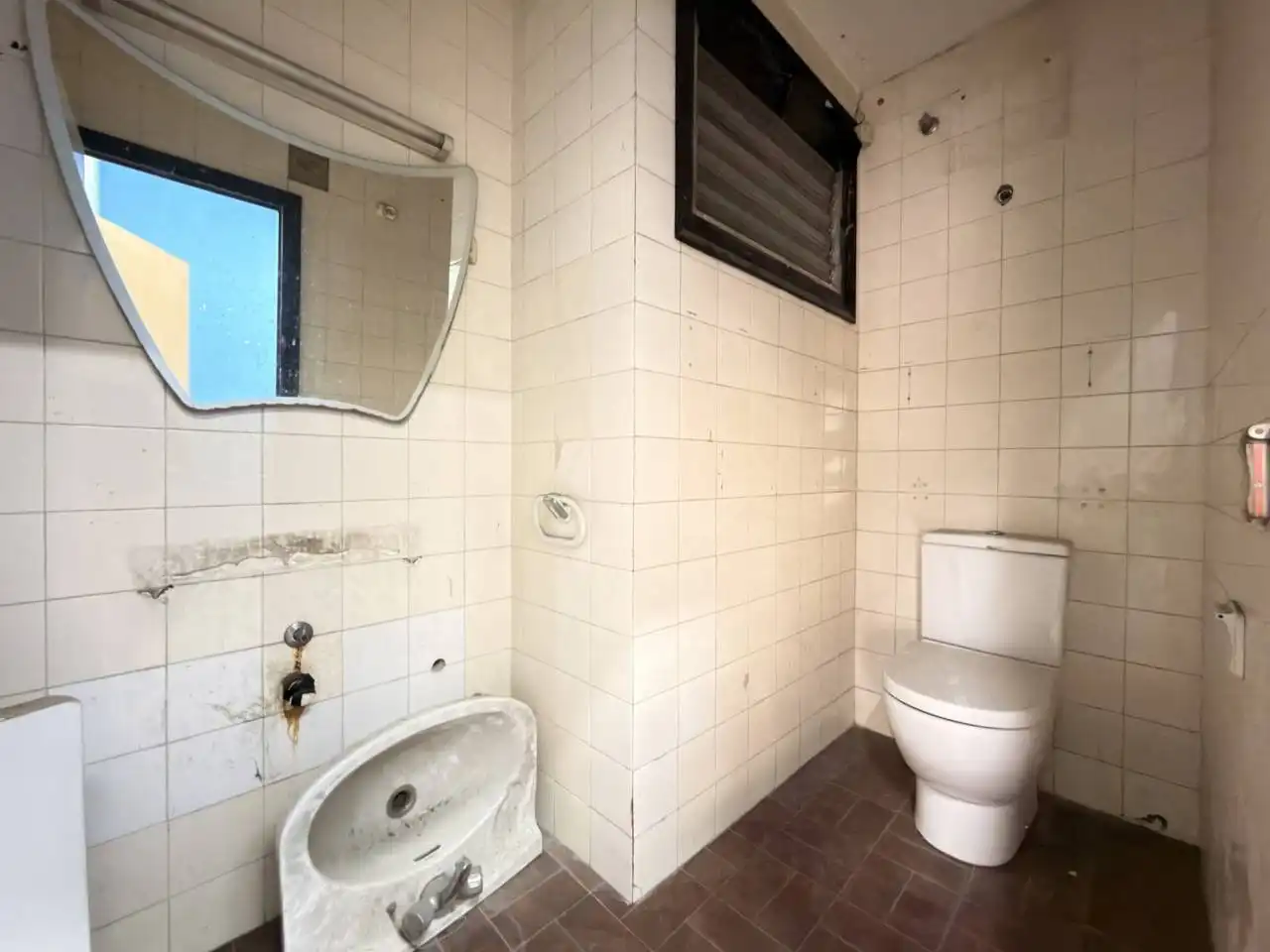 Bathroom of Commercial properties for rent in Barcelona  with Alarm